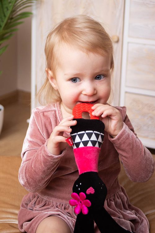 MOM'S CARE Gryzak z piszczałką kontrastowy rozmiar ONE SIZE kolor różowy dla Dziecka
