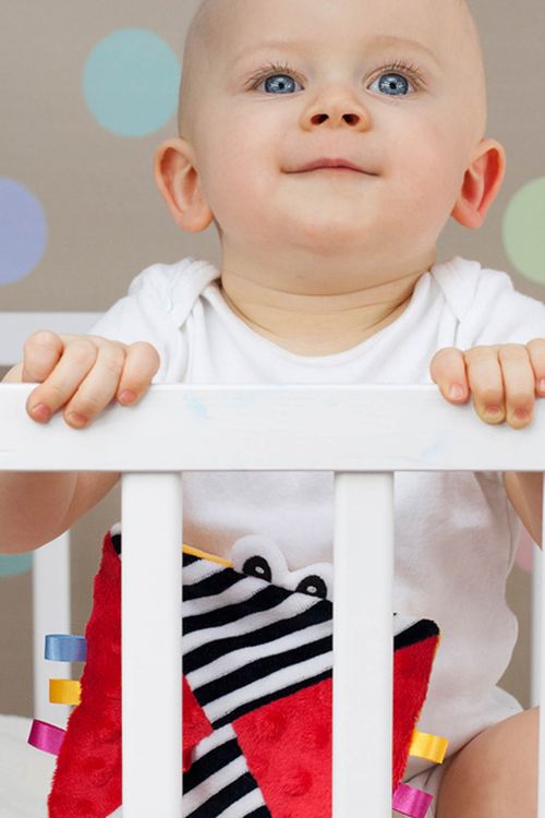 MOM'S CARE MOM'S CARE Przytulanka sensoryczna kontrastowa – szeleścik rozmiar ONE SIZE kolor czerwony dla Dziecka