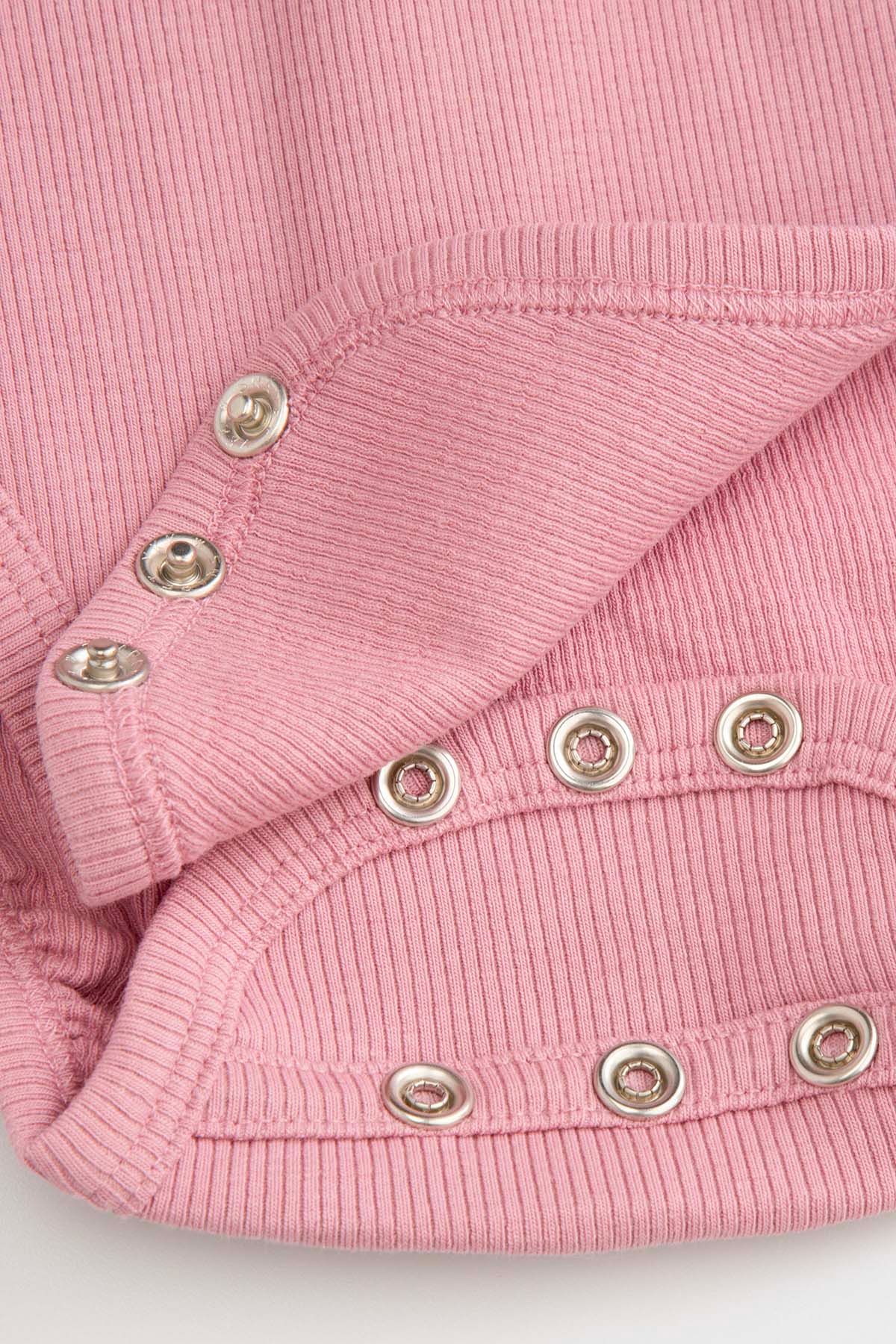 Body prążkowane z długim rękawem różowe z ozdobną falbanką i