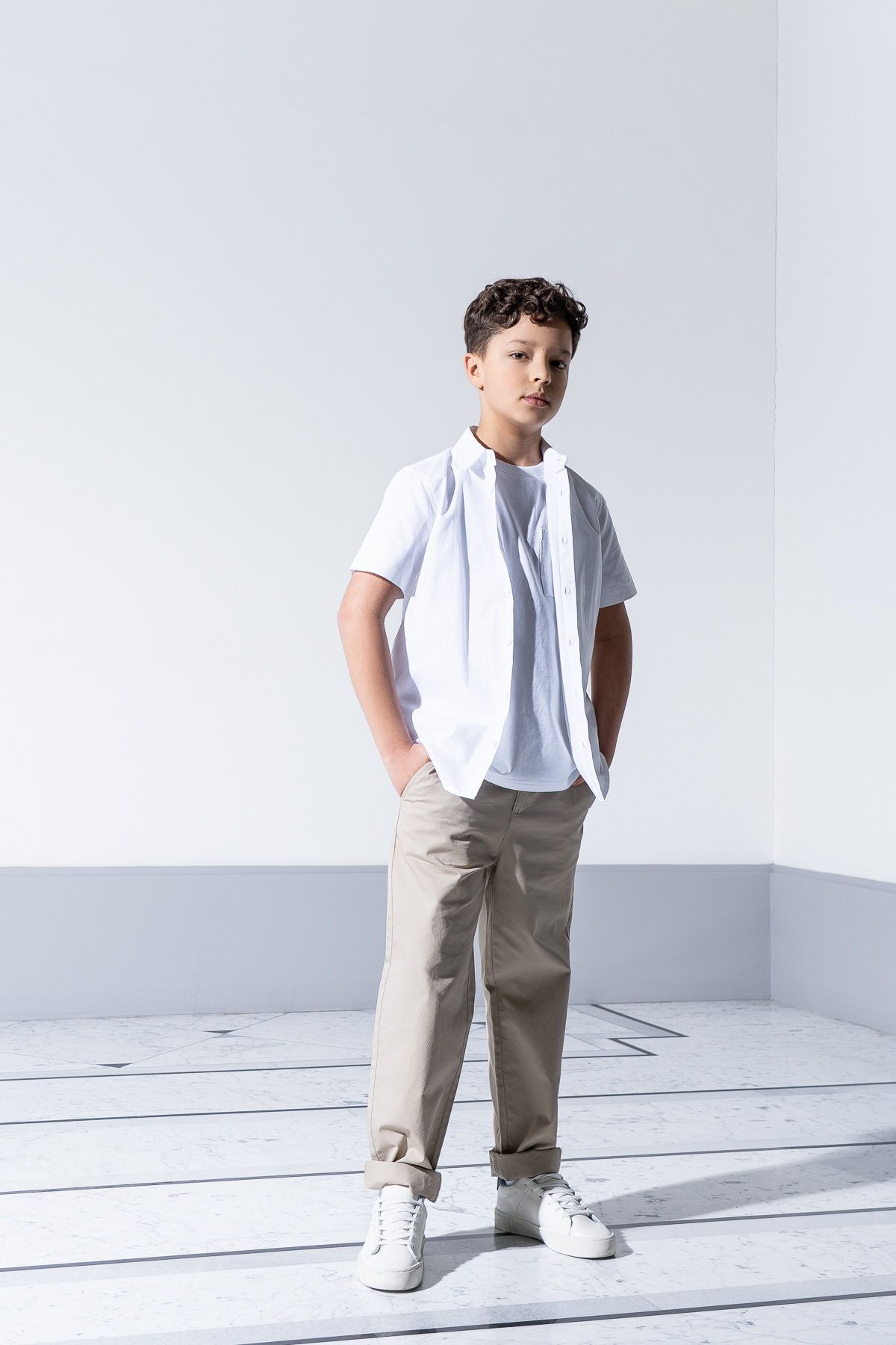 mi-tan0619ページ Beżowe sneakersy damskie z brązowymi wstawkami