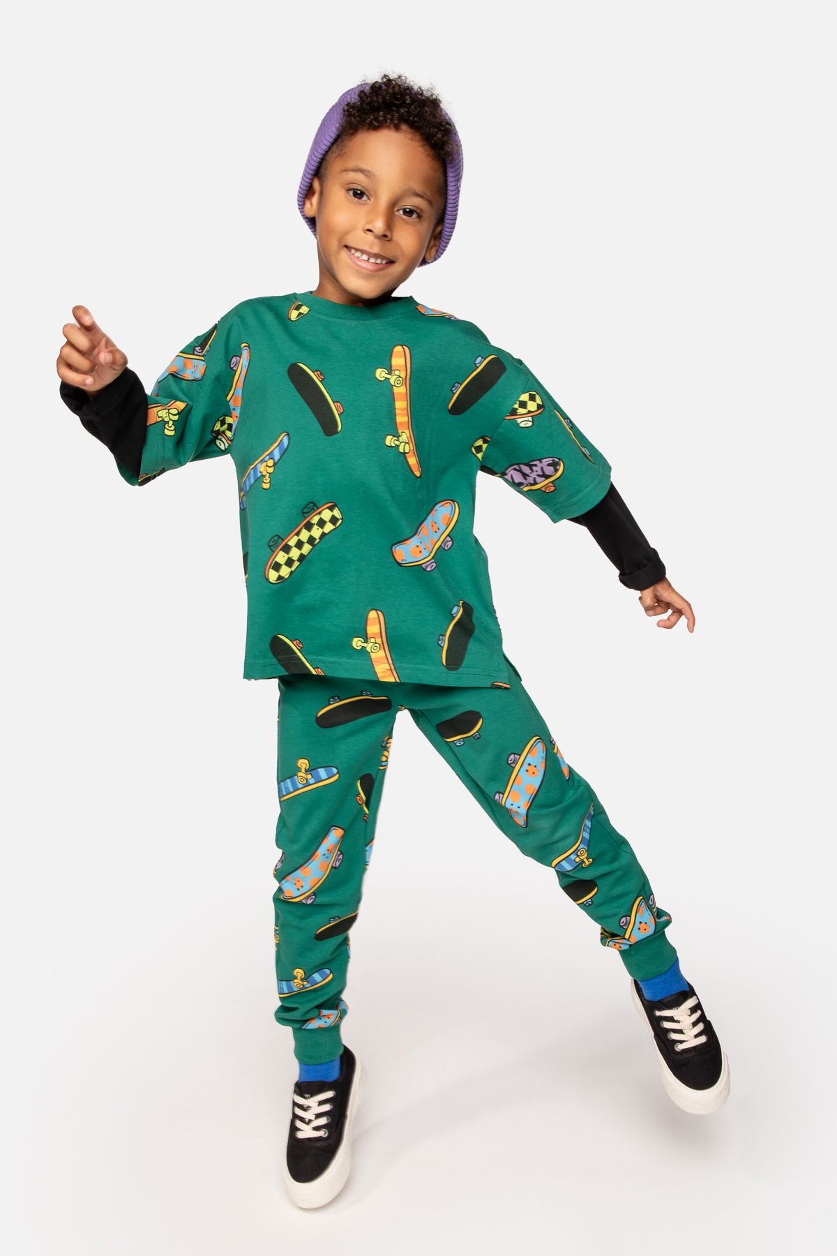 Spodnie dresowe zielone z printem w deskorolki o fasonie