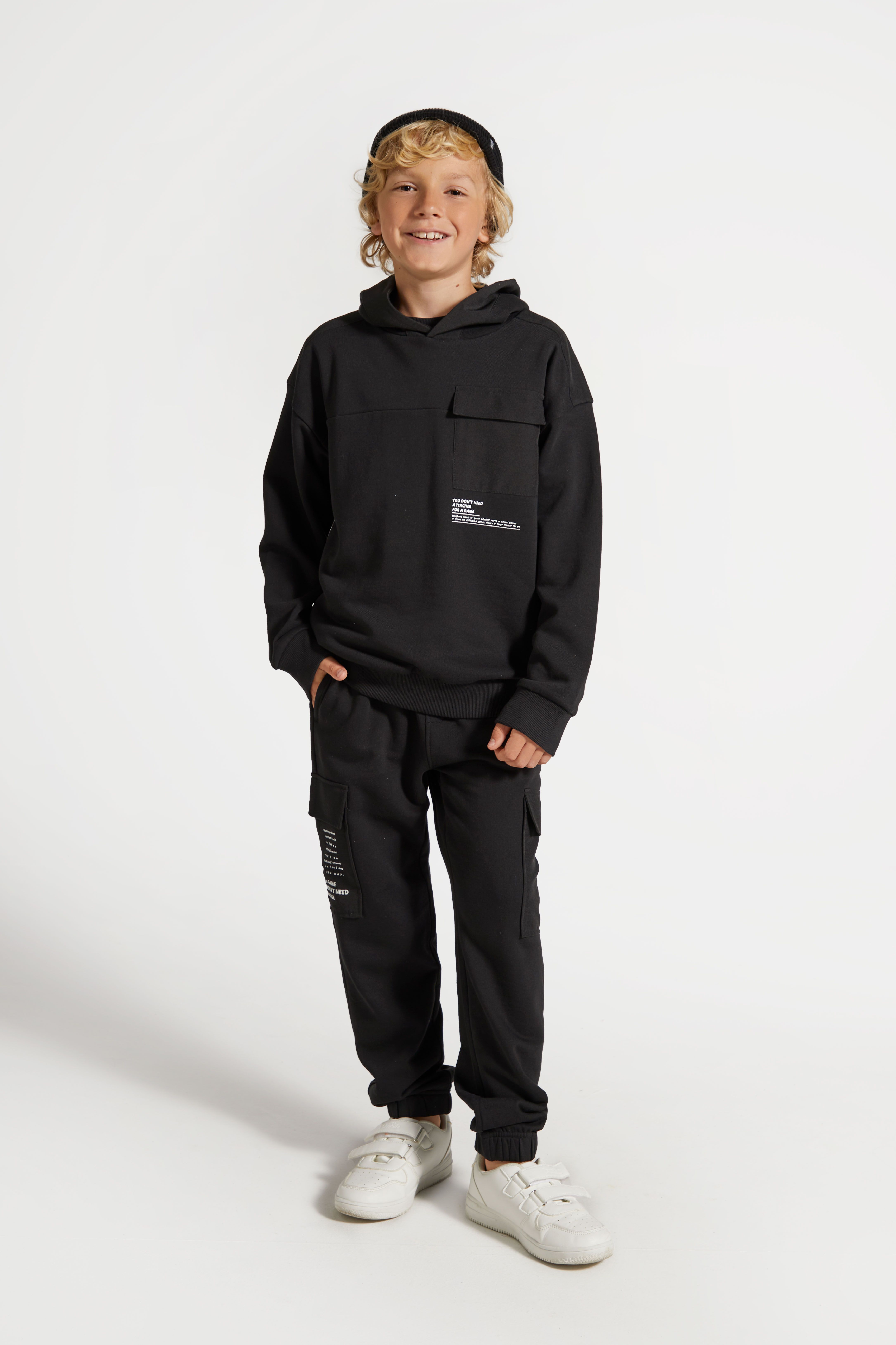 Spodnie dresowe czarne ocieplane z kieszeniami o fasonie