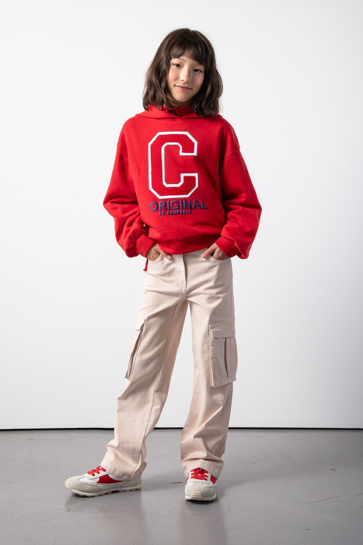 Spodnie tkaninowe beżowe z kieszeniami o fasonie SLIM