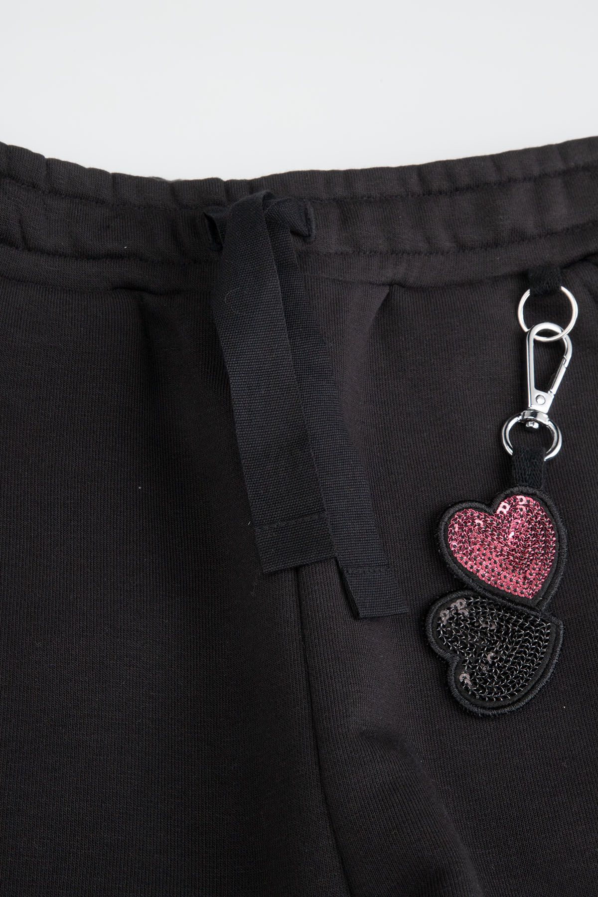 06260626ページ Spodnie dresowe czarne z kieszeniami i ozdobnymi przypinkami