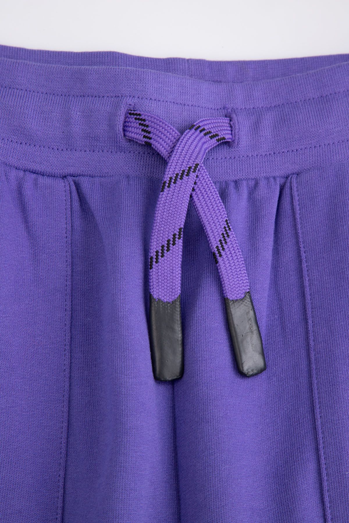 Spodnie dresowe fioletowe z wiązaniem w pasie o fasonie