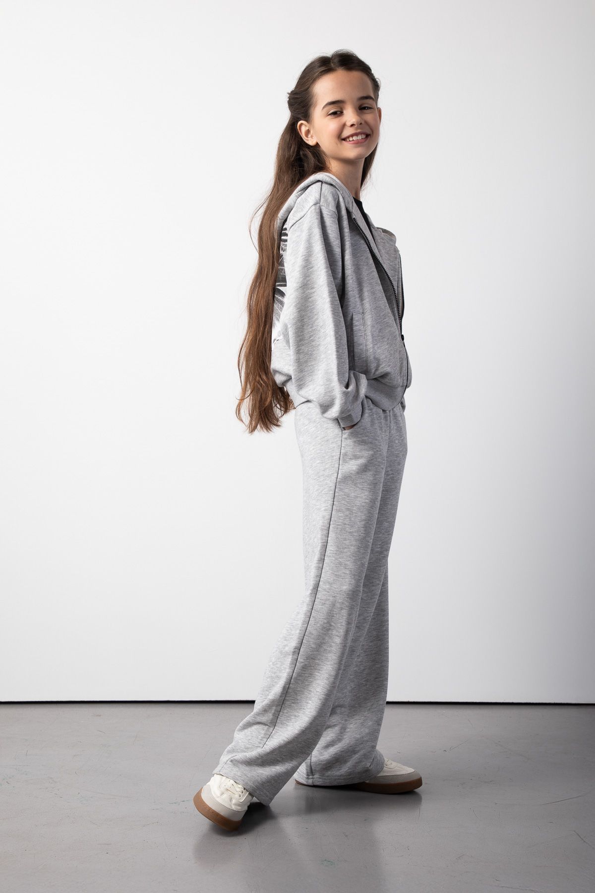 Spodnie dresowe czarne z kieszeniami i ozdobnymi przypinkami