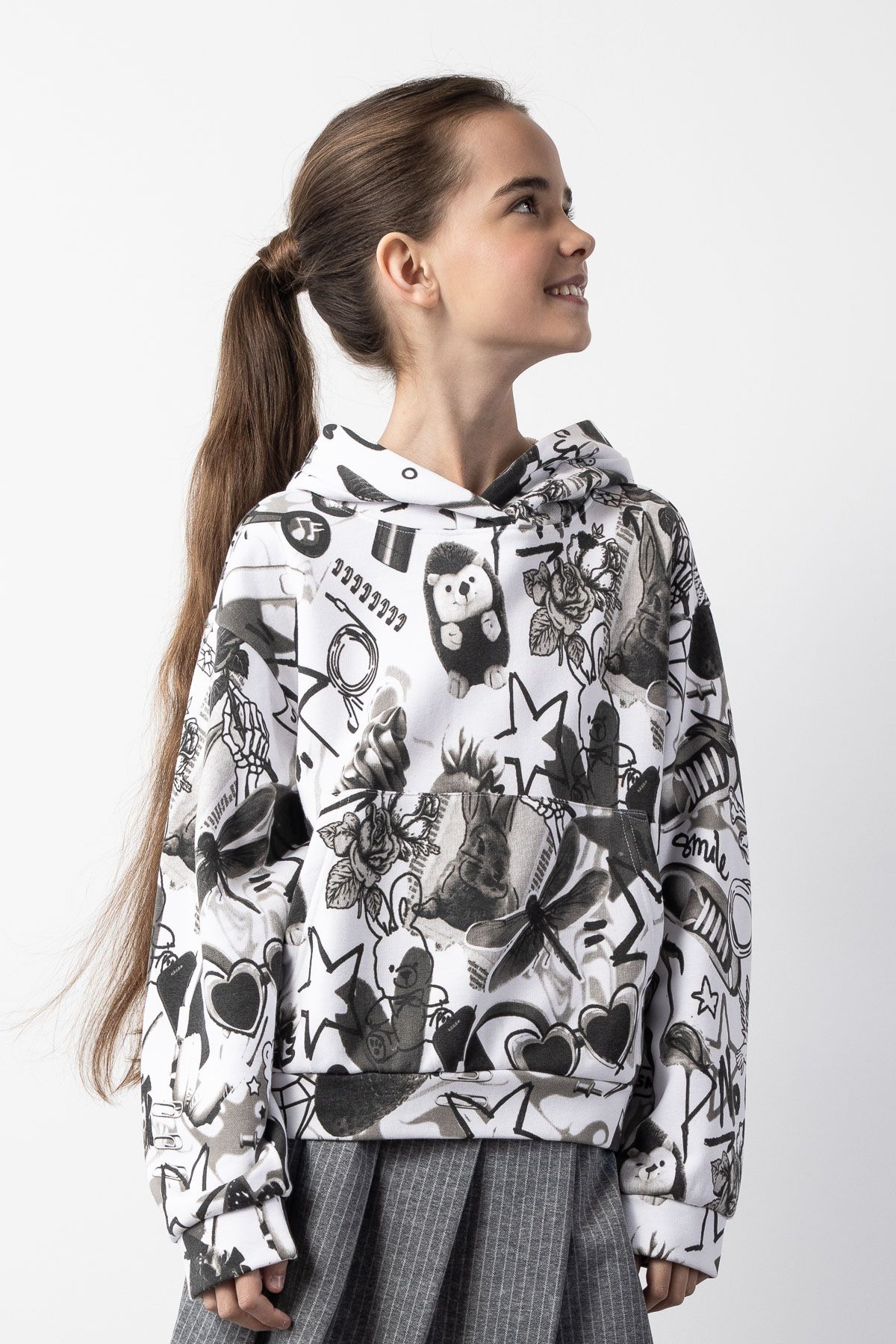 Lulu. Bluza dresowa wielokolorowa z kapturem i printem w styli