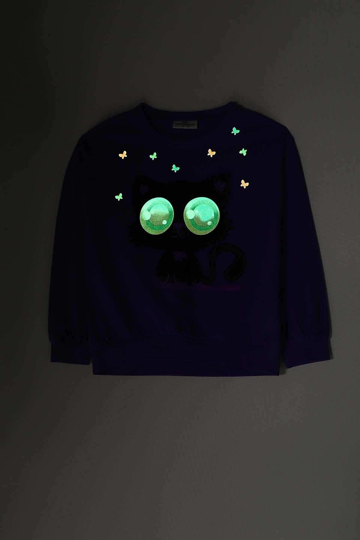 Long sleeve shirt purple with a kitten print on the front