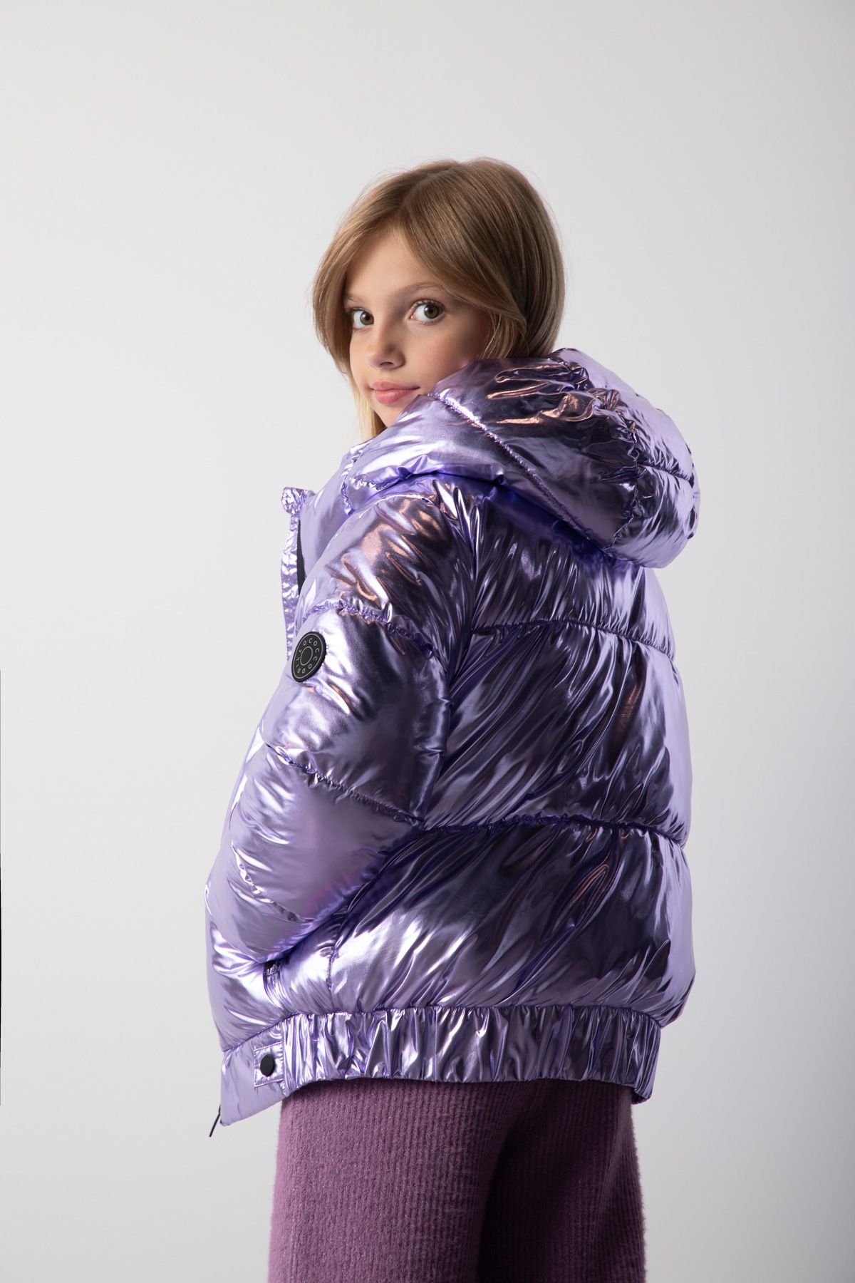 Kurtka zimowa fioletowa z kapturem i odblaskową naszywką - Coccodrillo