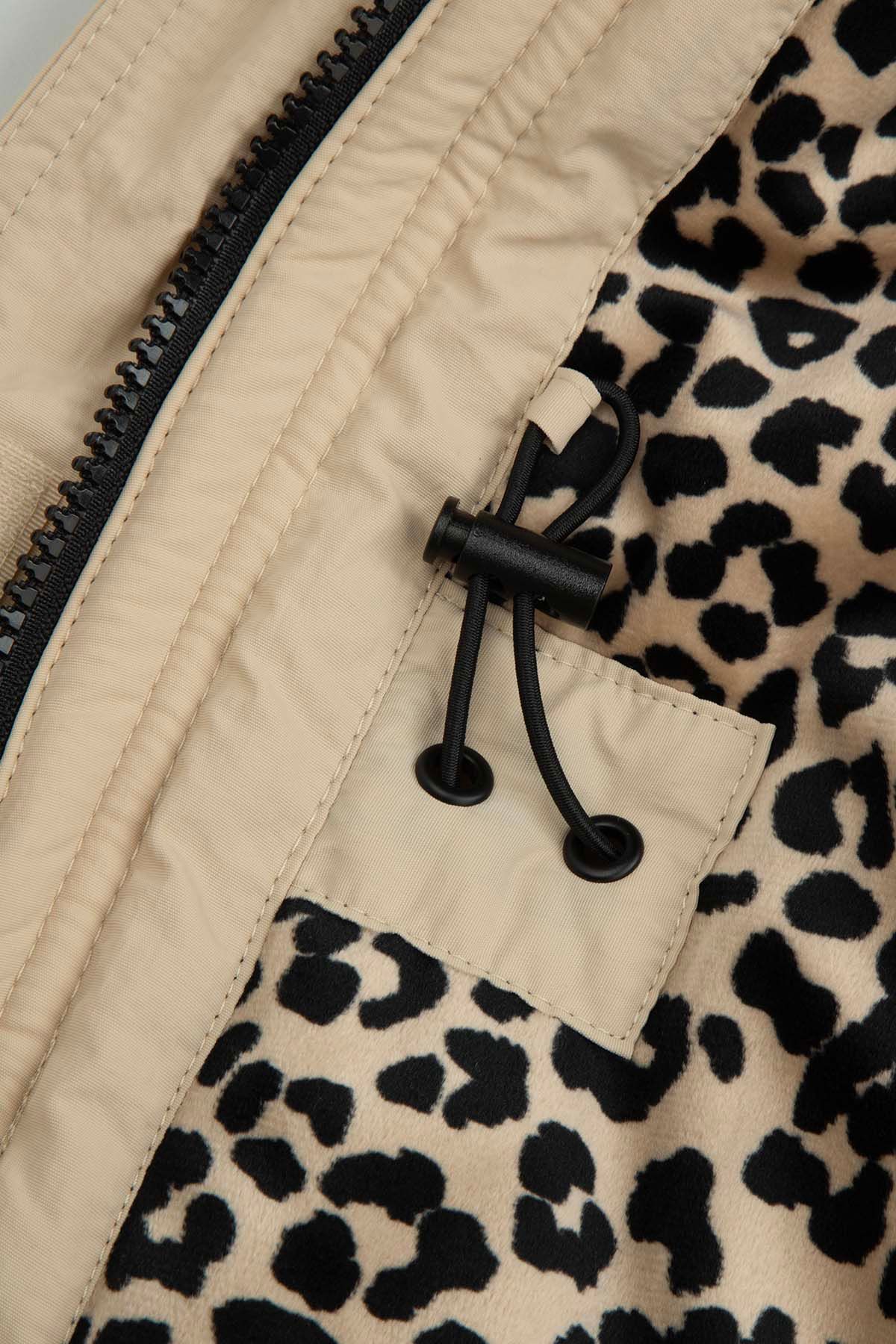 Kurtka zimowa z welurową podszewką beżowa parka z kapturem oraz