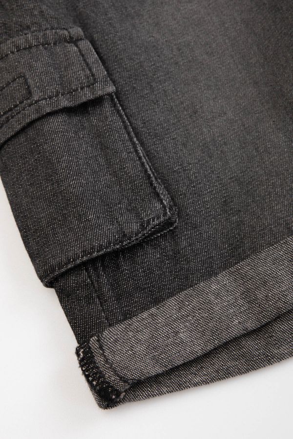 Krótkie spodenki grafitowe jeansowe z kieszeniami i klamrą w pasie 2209455