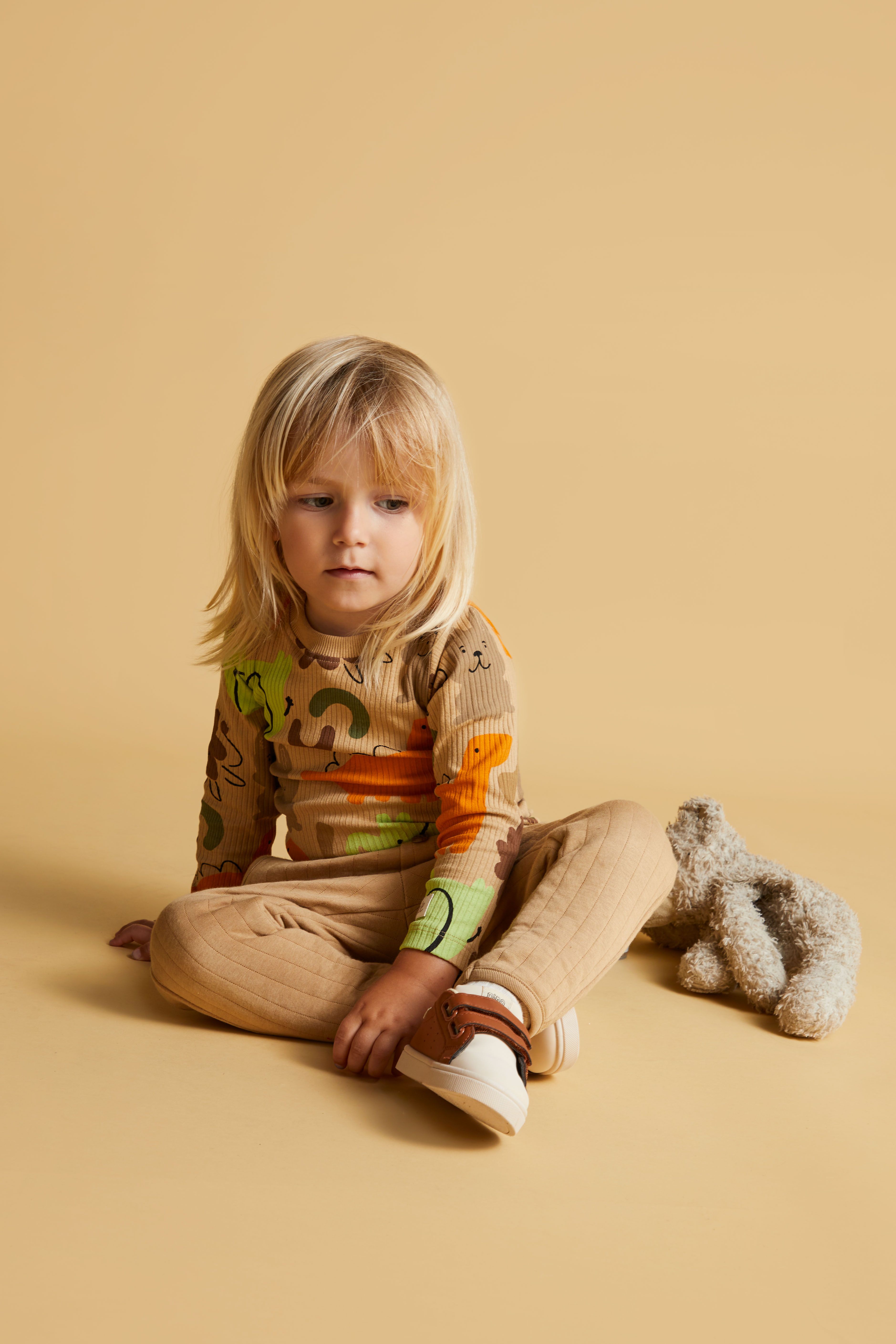 pom ページ Spodnie dresowe beżowe z przeszyciami, licencja CHUPA CHUPS