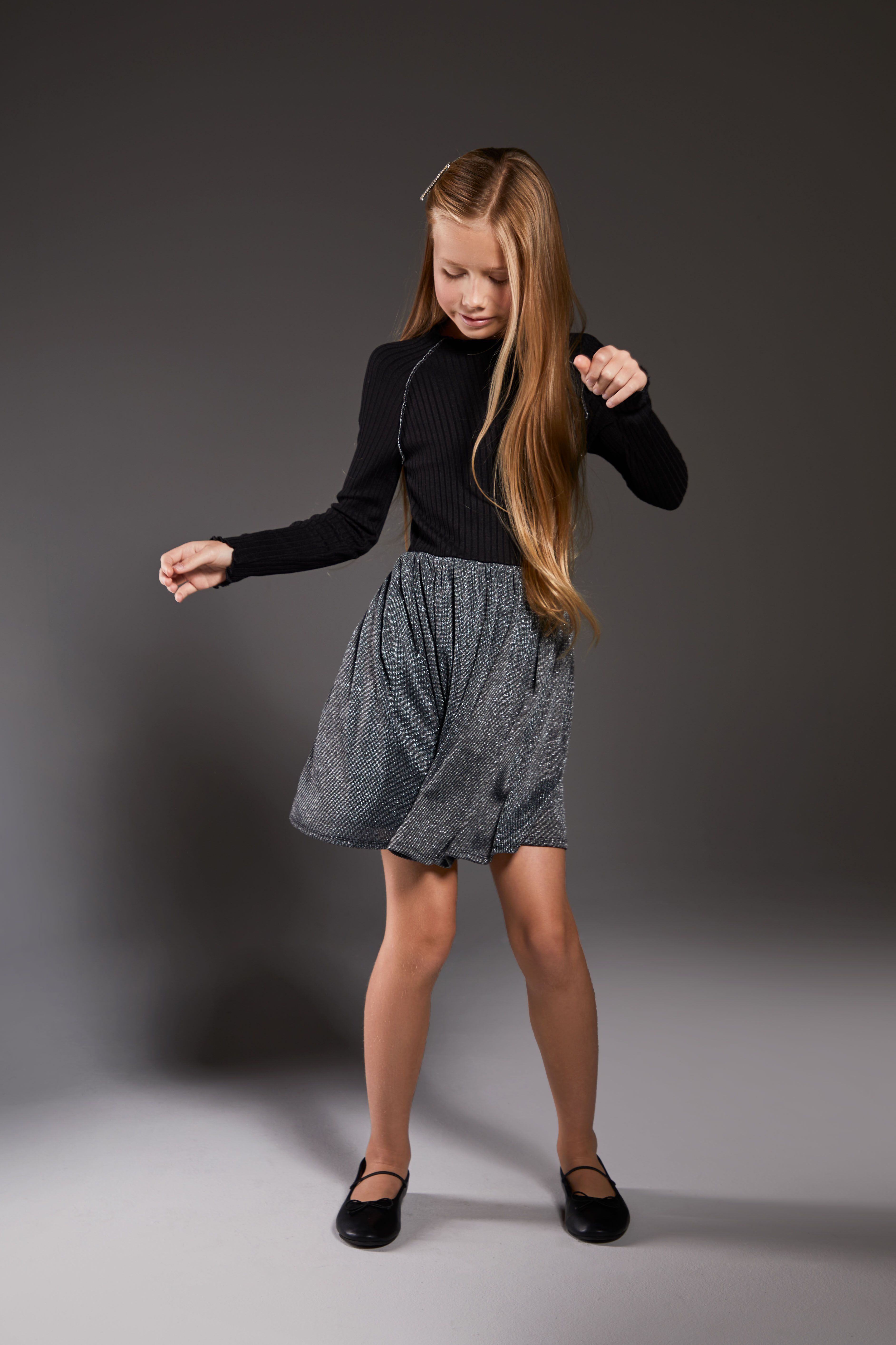 【ほのひな】 Sukienka dzianinowa czarna prążkowana z błyszczącą nitką - Coccodrillo